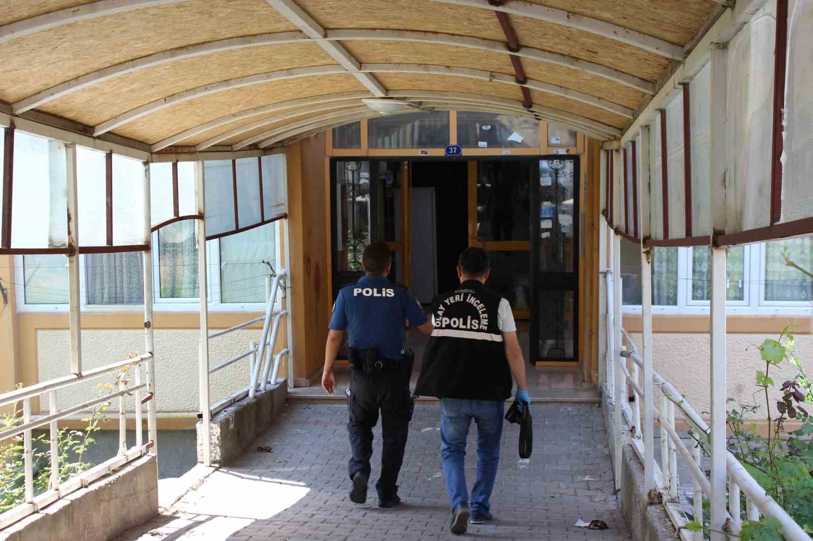 Kayseri&rsquo;de 1 saat arayla apartmandan d&uuml;şen 1&rsquo;i kadın 2 kişi ağır yaralandı
