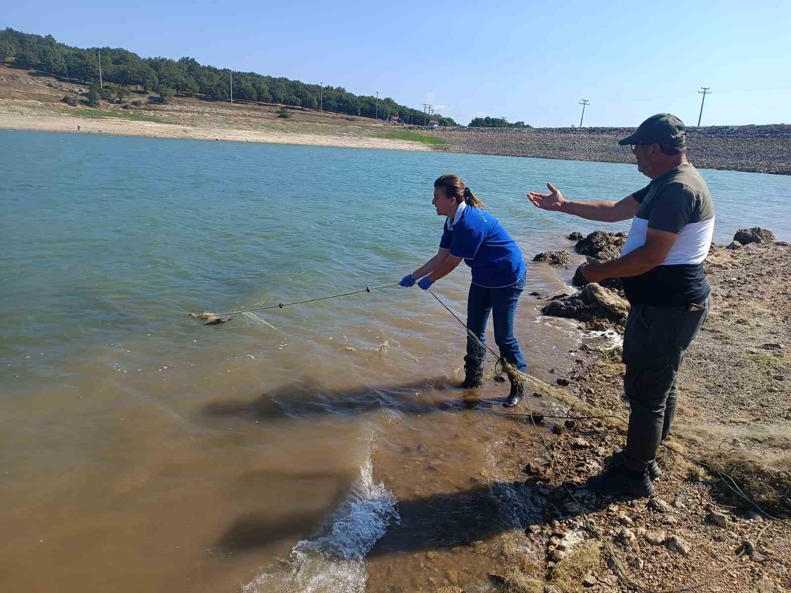 Av yasağı kalktı: Gölde kaçak ağ bulundu