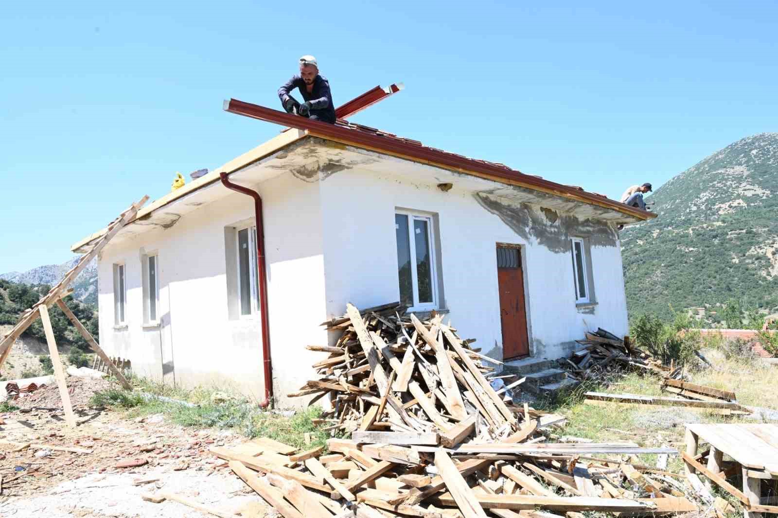 Vatandaşların köy konağı ve tuvalet tadilatına Isparta Belediyesi’nden destek
