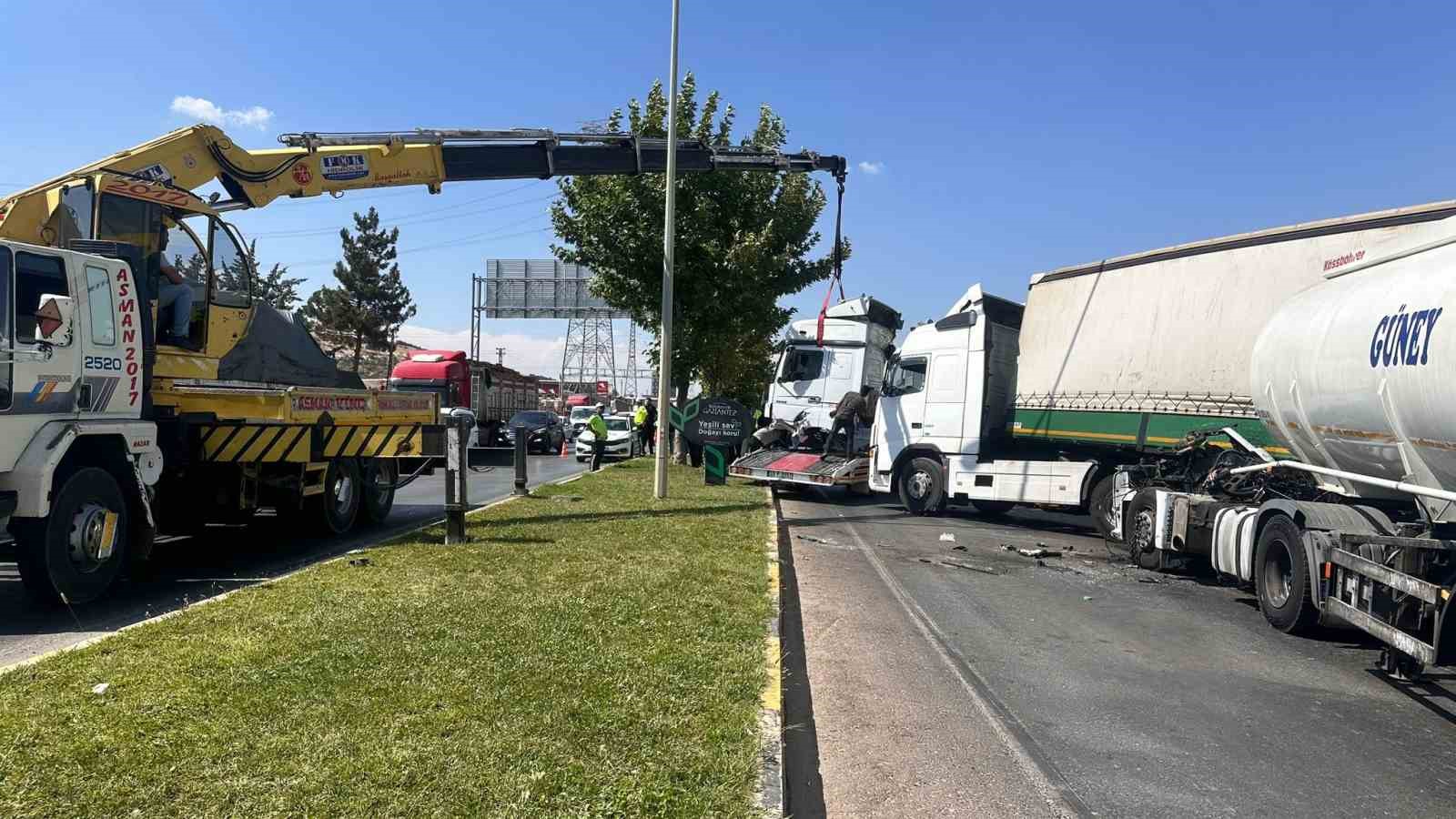 Tali yoldan &ccedil;ıkan tır ile yakıt ikmal aracı &ccedil;arpıştı
