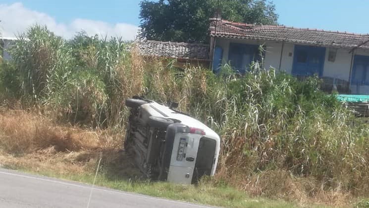 Erdek&rsquo;te virajı alamayan ticari ara&ccedil; takla attı
