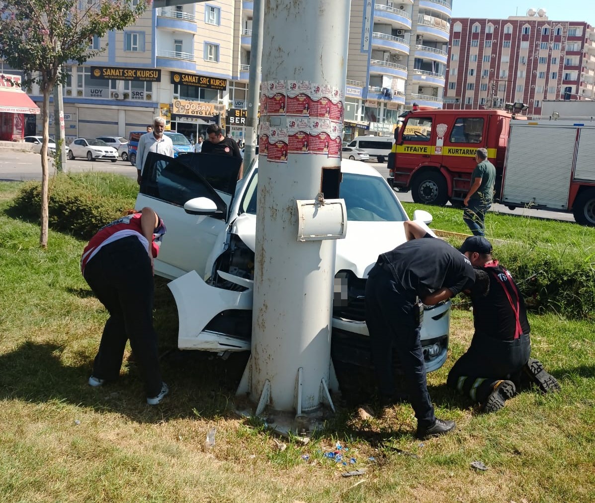 Mardin’de otomobil direğe çarptı: 1 yaralı