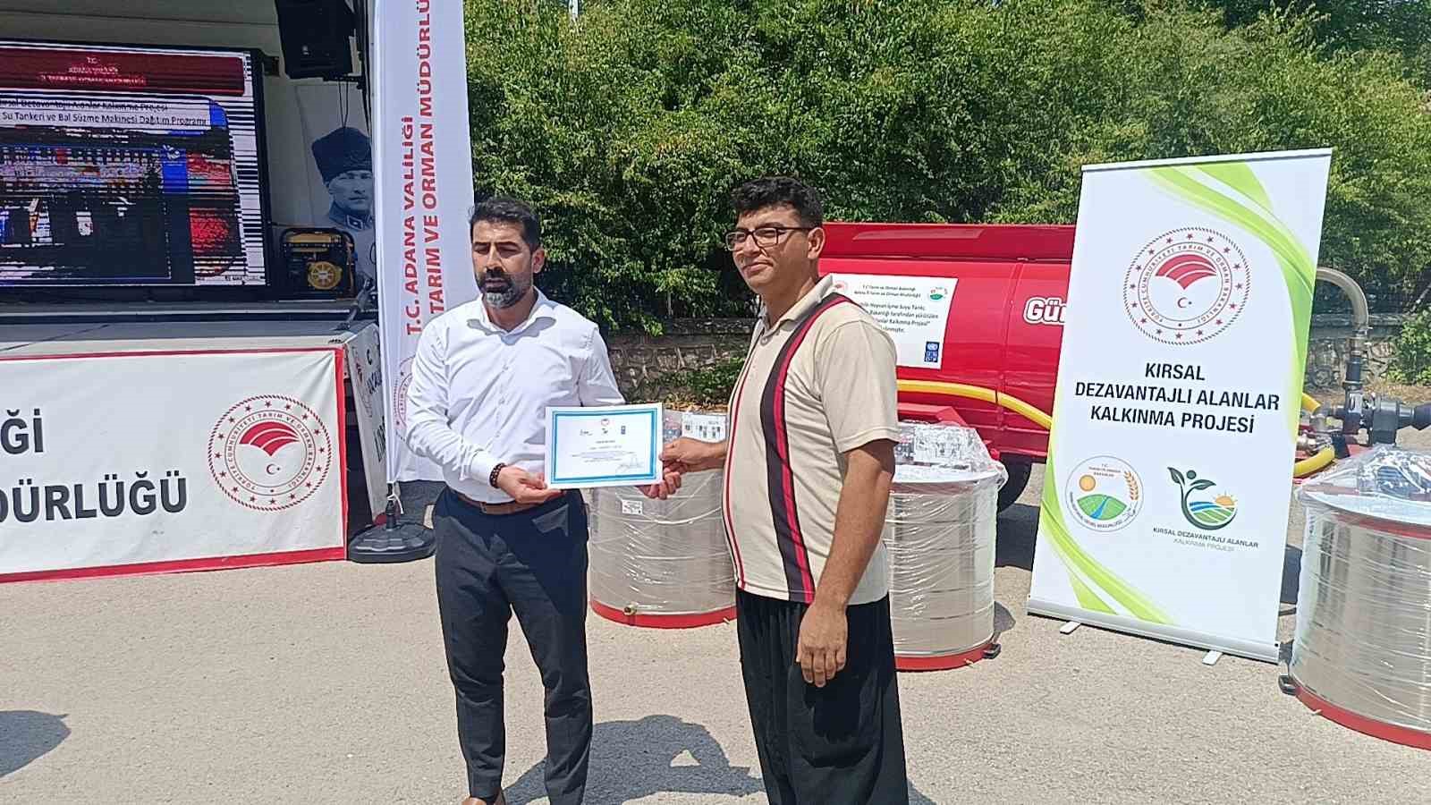 Kozan&rsquo;da arıcılara sulama tankı ve bal sağım makinesi desteği
