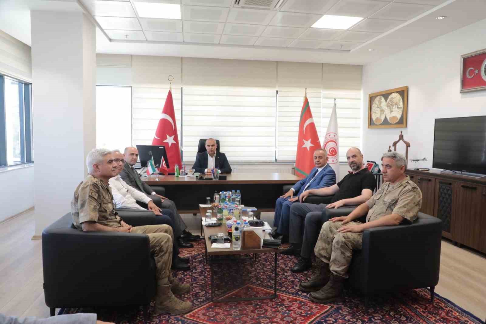 Ağrı Valisi Koç, Gürbulak Sınır Kapısında güvenlik değerlendirmesi yaptı
