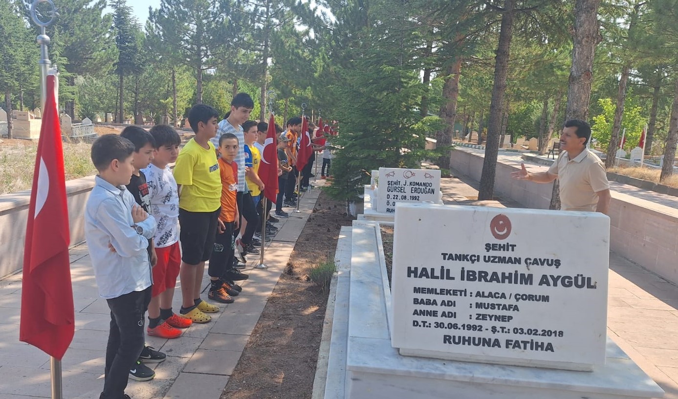 Minik öğrencilerden şehitliğe ziyaret