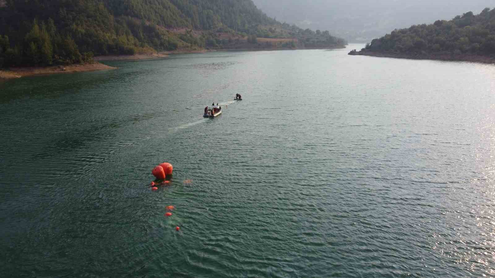 Baraja d&uuml;şen helikopter y&uuml;zd&uuml;r&uuml;lerek karaya &ccedil;ıkarılıyor
