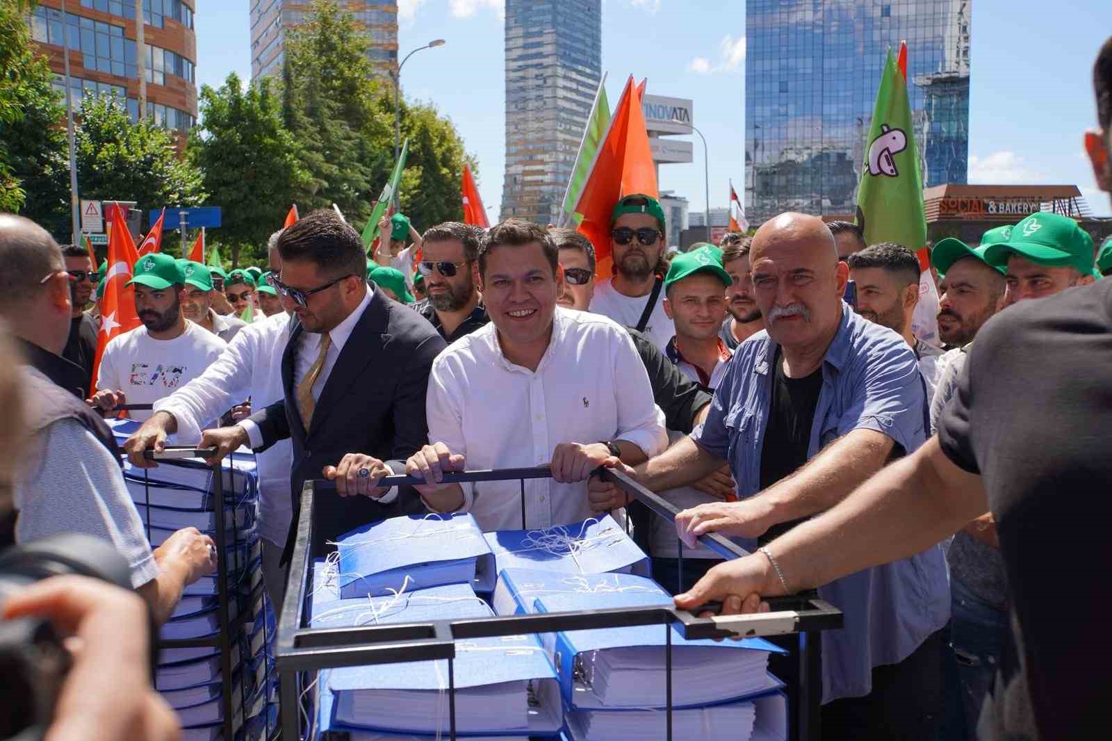 &rsquo;Paylaşımlı Yolculuk&rsquo; Y&ouml;netmeliği i&ccedil;in toplanan 376 bin imza &Ccedil;evre ve Şehircilik İl M&uuml;d&uuml;rl&uuml;ğ&uuml;&rsquo;ne teslim edildi 