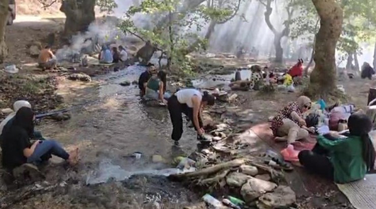 Doktorlar bu kez mıntıka temizliği i&ccedil;in eldiven giydi
