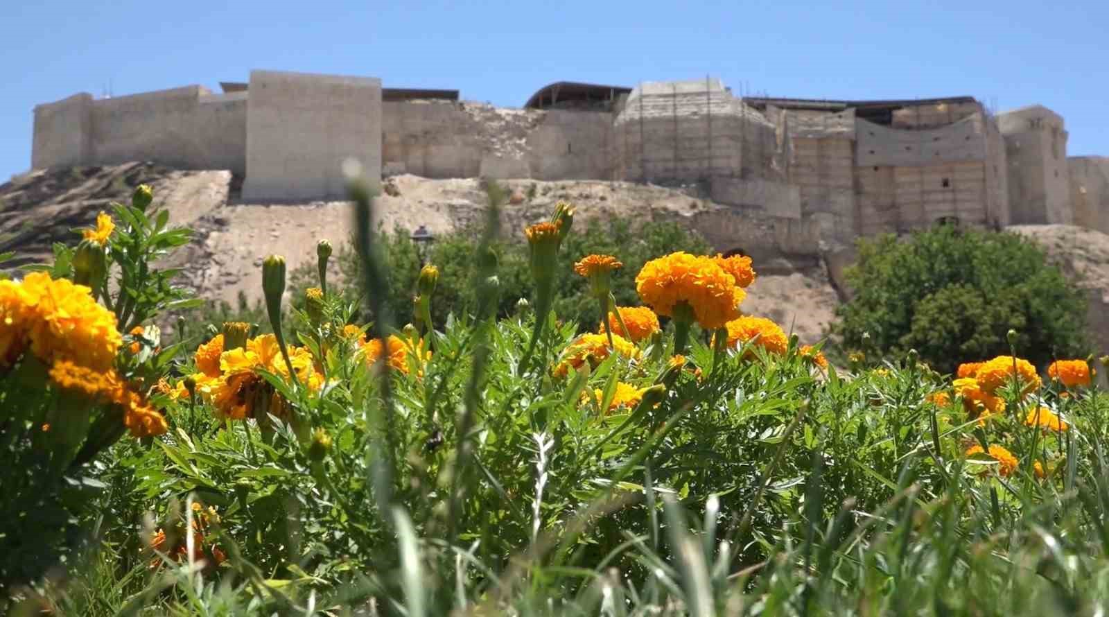 Gaziantep Kalesi&rsquo;nin restorasyonu 40 derece sıcağa rağmen devam ediyor
