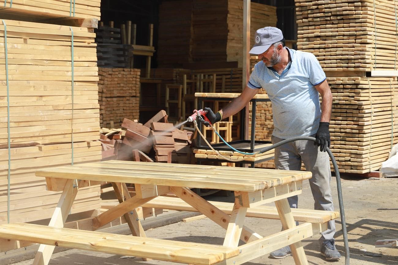 Ahşap İmalat Atölyesi Kent Mobilyaları üretimine devam ediyor