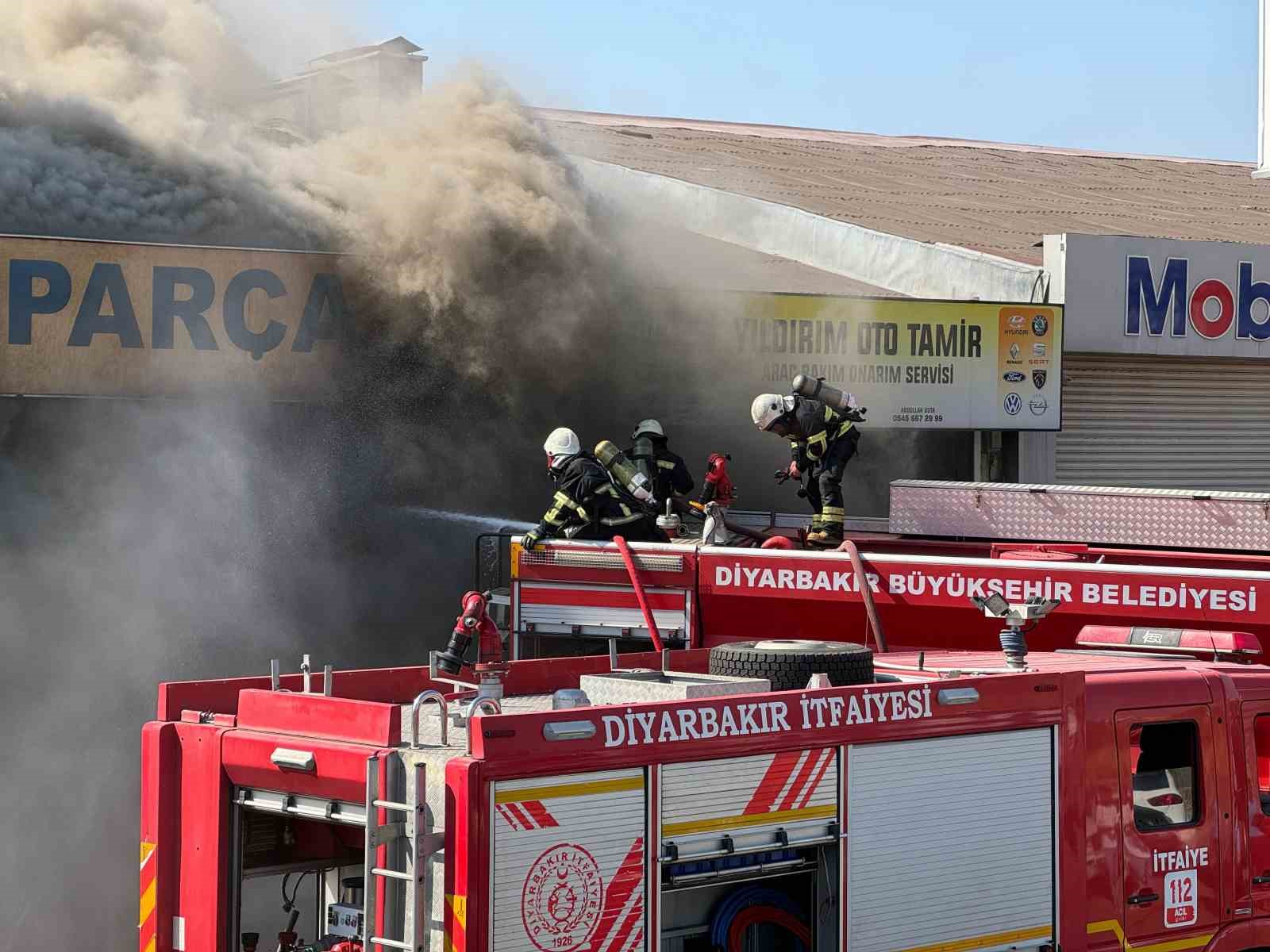 Diyarbakır&rsquo;da 3. Sanayi Sitesi&rsquo;nde &ccedil;ıkan yangına m&uuml;dahale &ccedil;alışmaları devam ediyor
