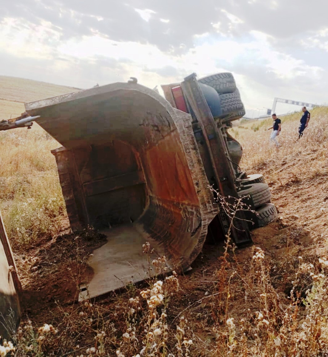 Kamyon şarampole devrildi: 2 yaralı
