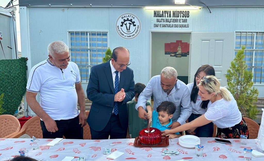 Başkan Ge&ccedil;it, minik Yusuf&rsquo;un doğum g&uuml;n&uuml;n&uuml; kutladı
