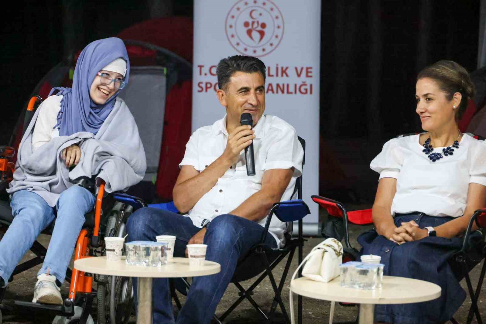 Gençler, kamp ateşinin başında buluştular