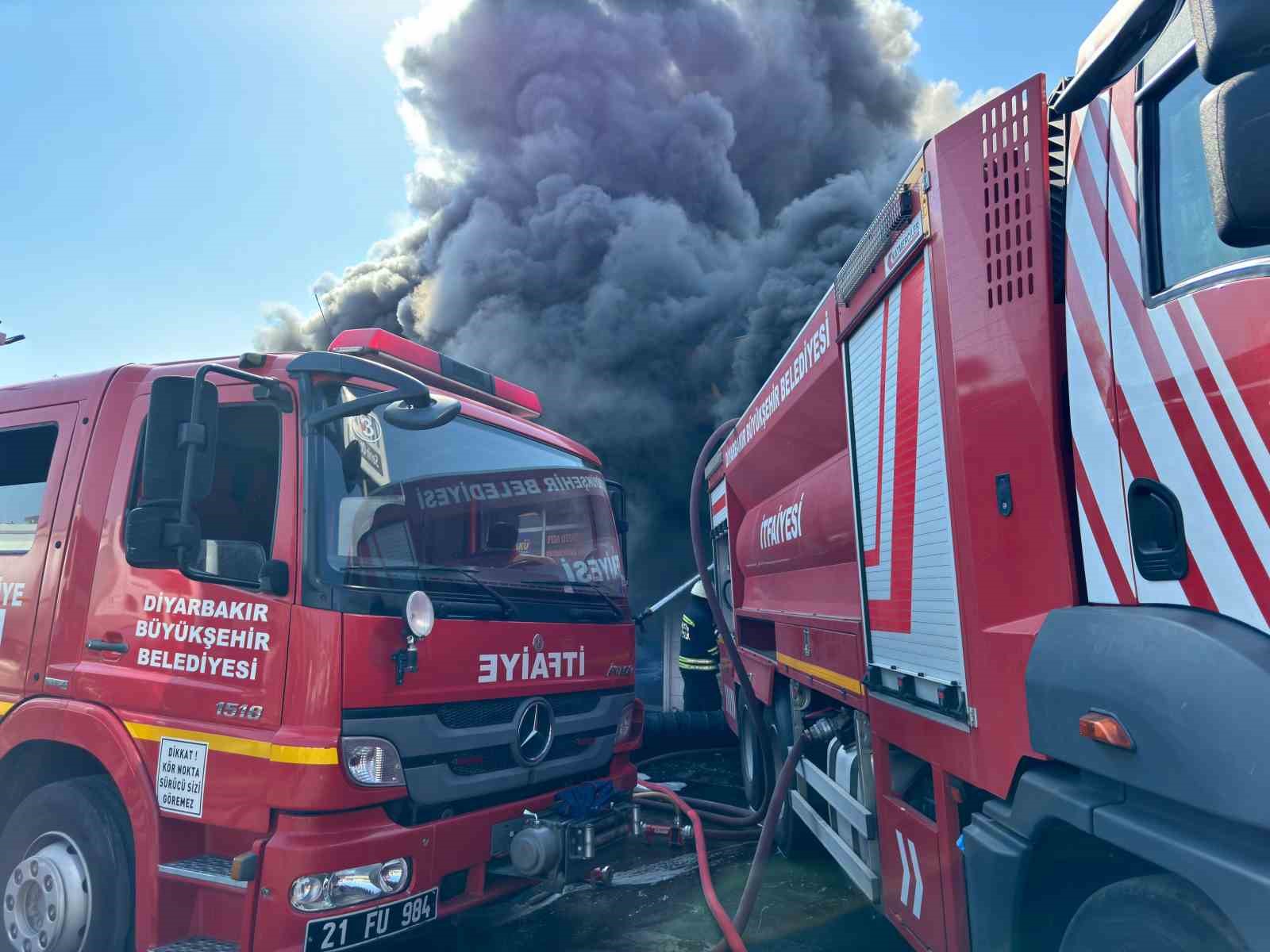Diyarbakır’da 3. Sanayi Sitesindeki yangın kontrol altına alındı

