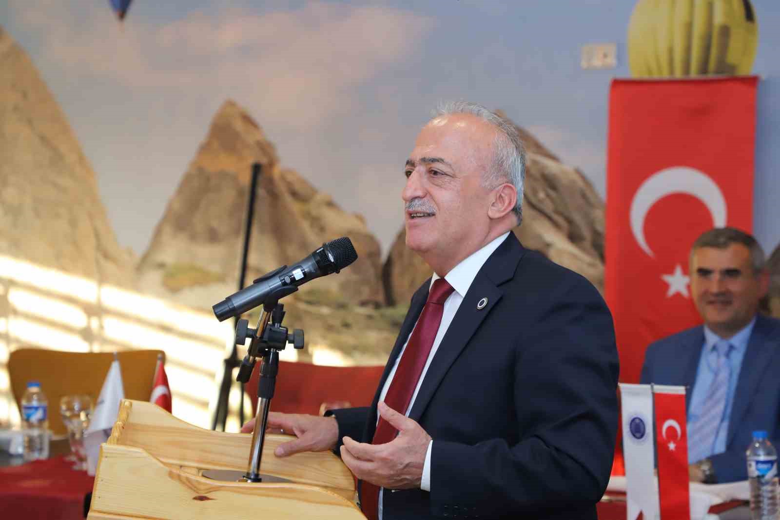 Rekt&ouml;r &Ccedil;omaklı, &ccedil;alışma ekibiyle bir araya geldi
