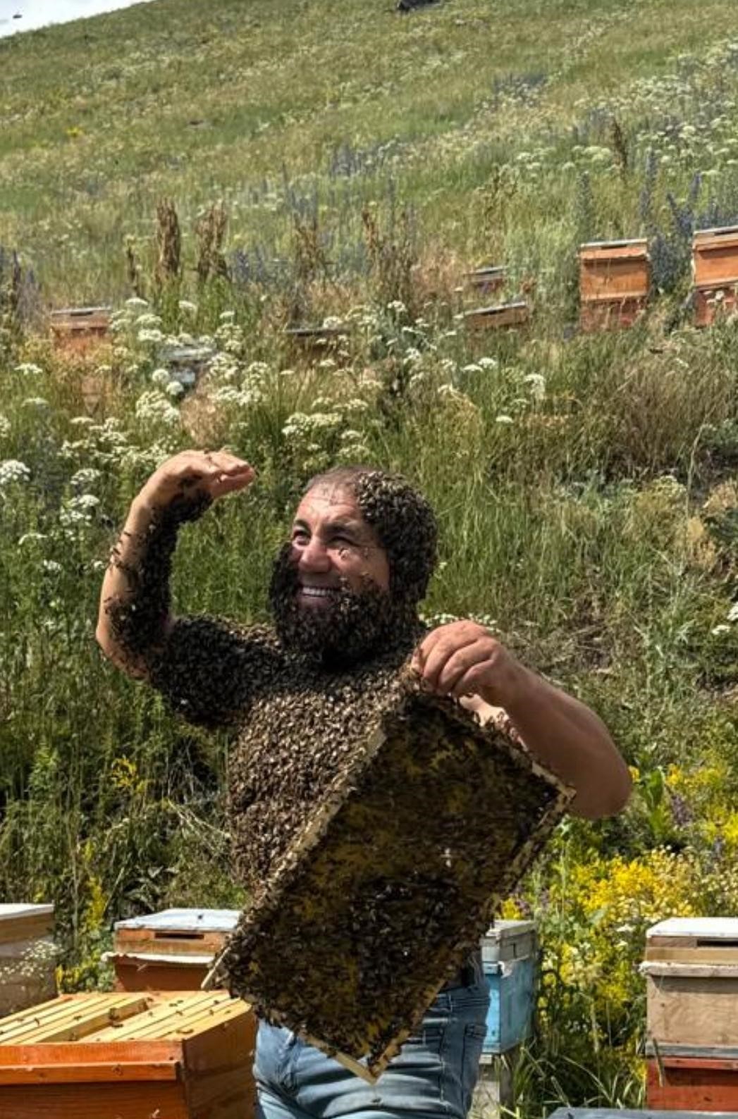 Karslı ’Arı Adam’, binlerce arıyla savaşlara dikkat çekti
