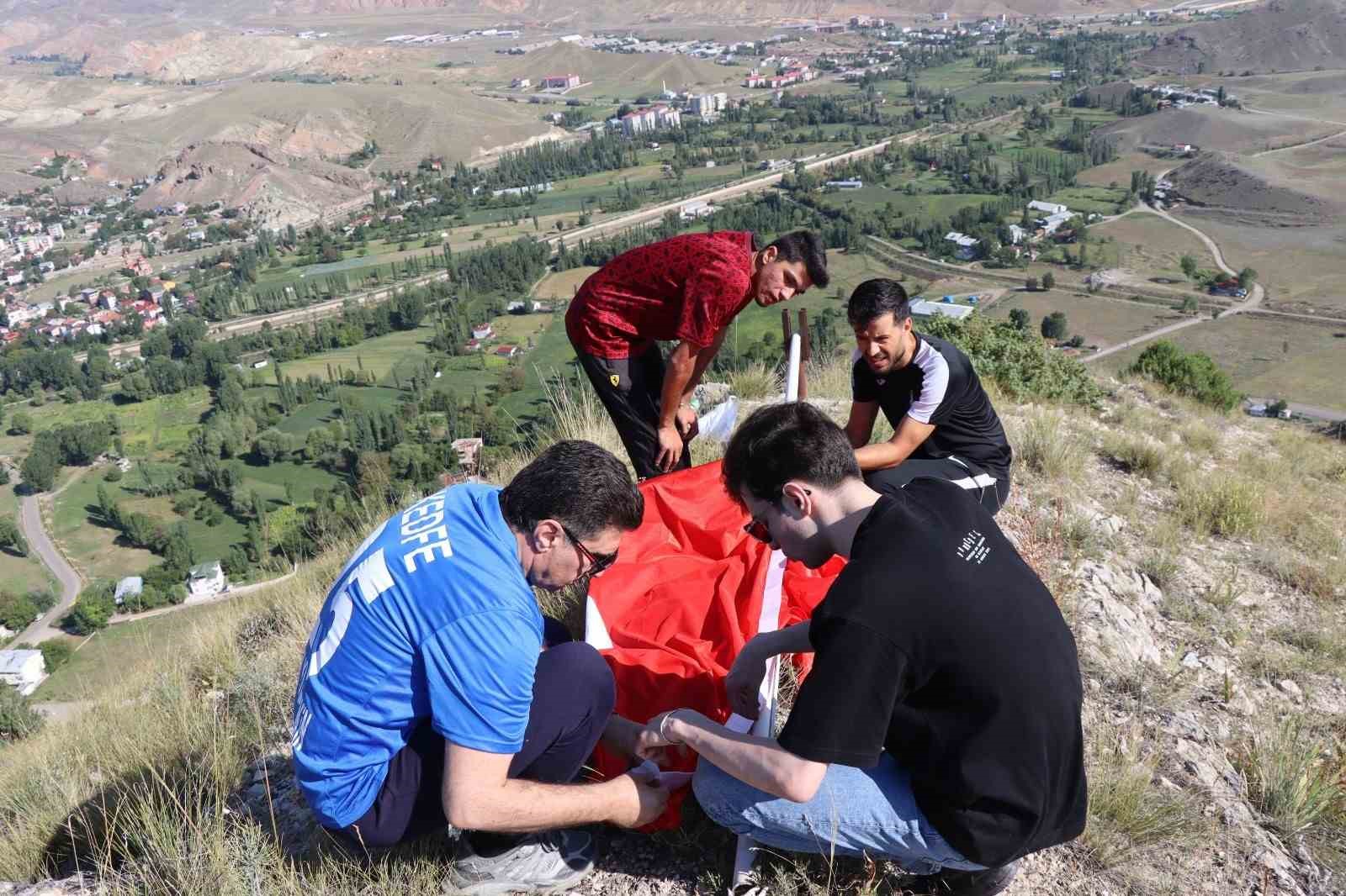 Lale Dağı’nın bayrağını yenilediler
