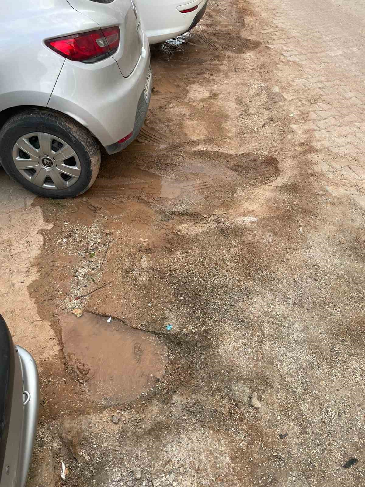 15 g&uuml;nd&uuml;r boşa akan su vatandaşların tepkisine neden oldu
