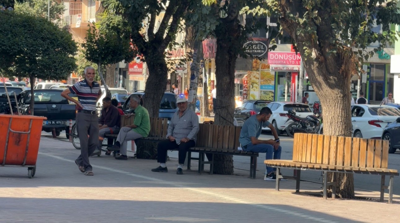 Iğdır&rsquo;da sıcak hava etkisini s&uuml;rd&uuml;r&uuml;yor
