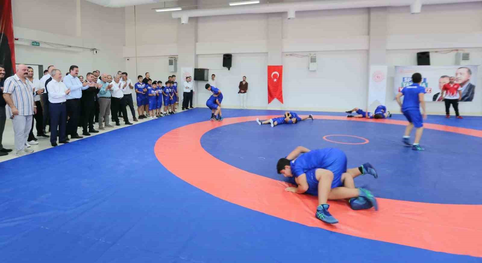 Amasya Sporcu Eğitim Merkezi&rsquo;nin a&ccedil;ılışı yapıldı
