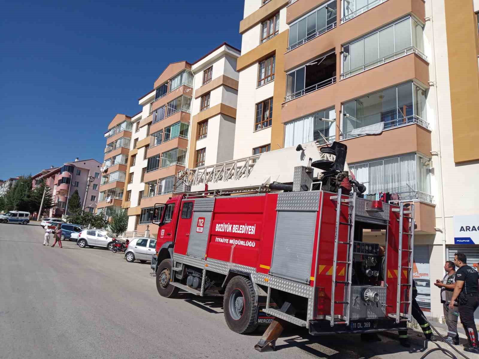 Boz&uuml;y&uuml;k&rsquo;te bir apartman dairesinde yangın &ccedil;ıktı
