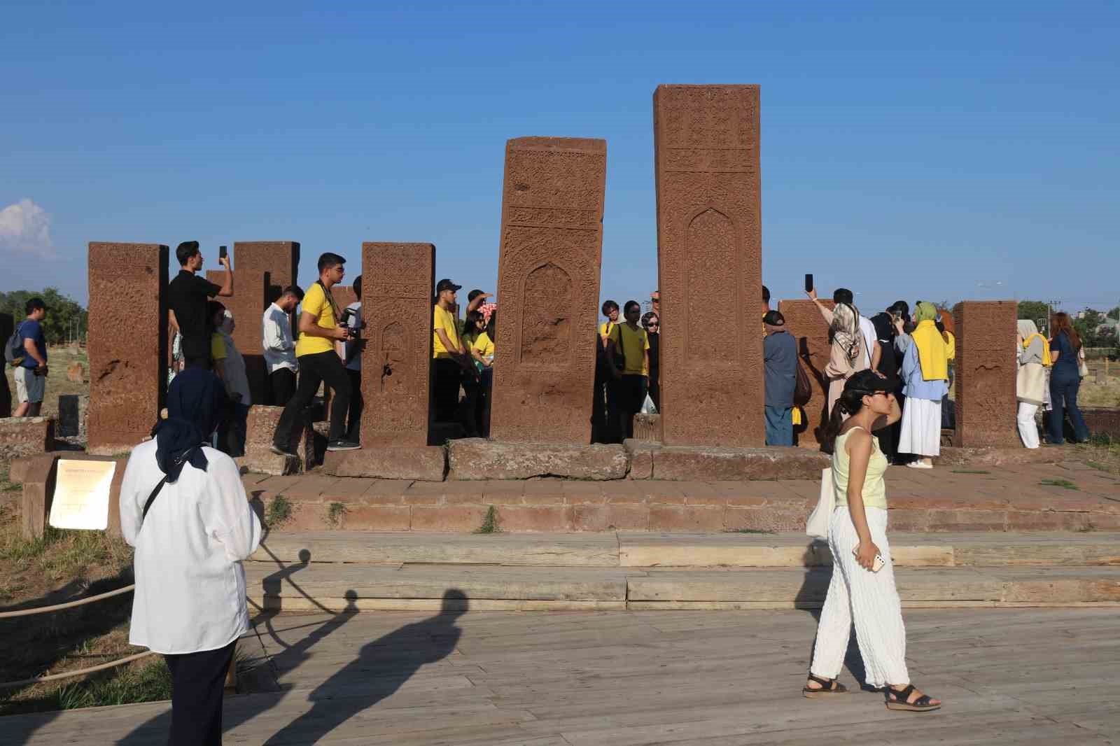 Turistik trenle Bitlis&rsquo;e gelen &ouml;ğrenciler tarihi mekanları gezdi
