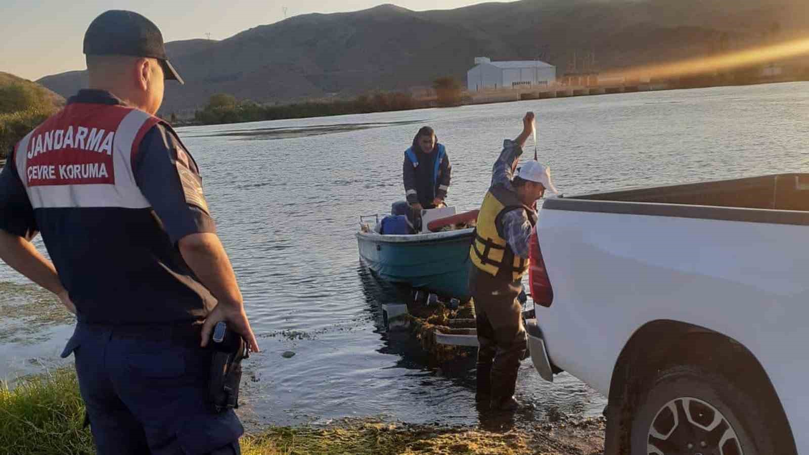 Ka&ccedil;ak balık avlamada kullanılan 800 metre ağ bulundu
