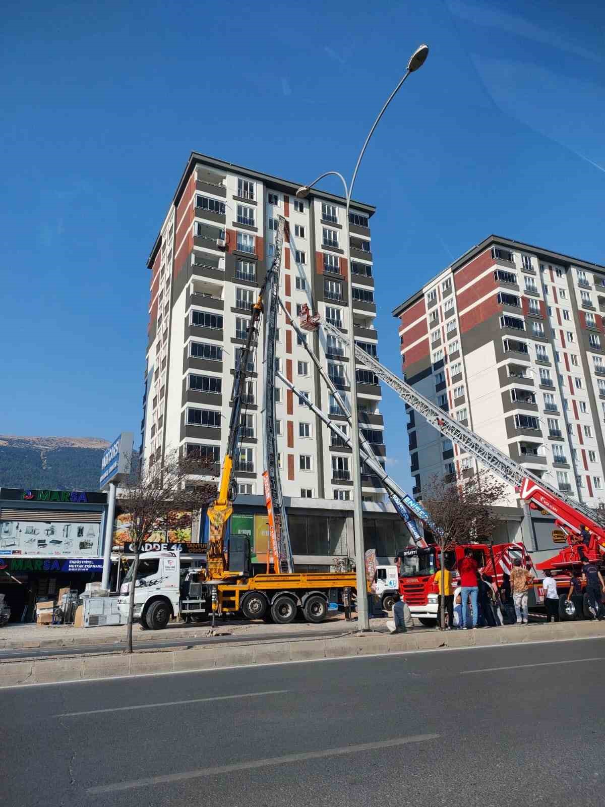 Y&uuml;k asans&ouml;r&uuml; r&uuml;zgara dayanamadı
