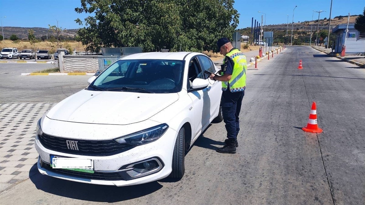 Balıkesir&rsquo;de jandarmadan trafik denetimi: 16 ara&ccedil; trafikten men
