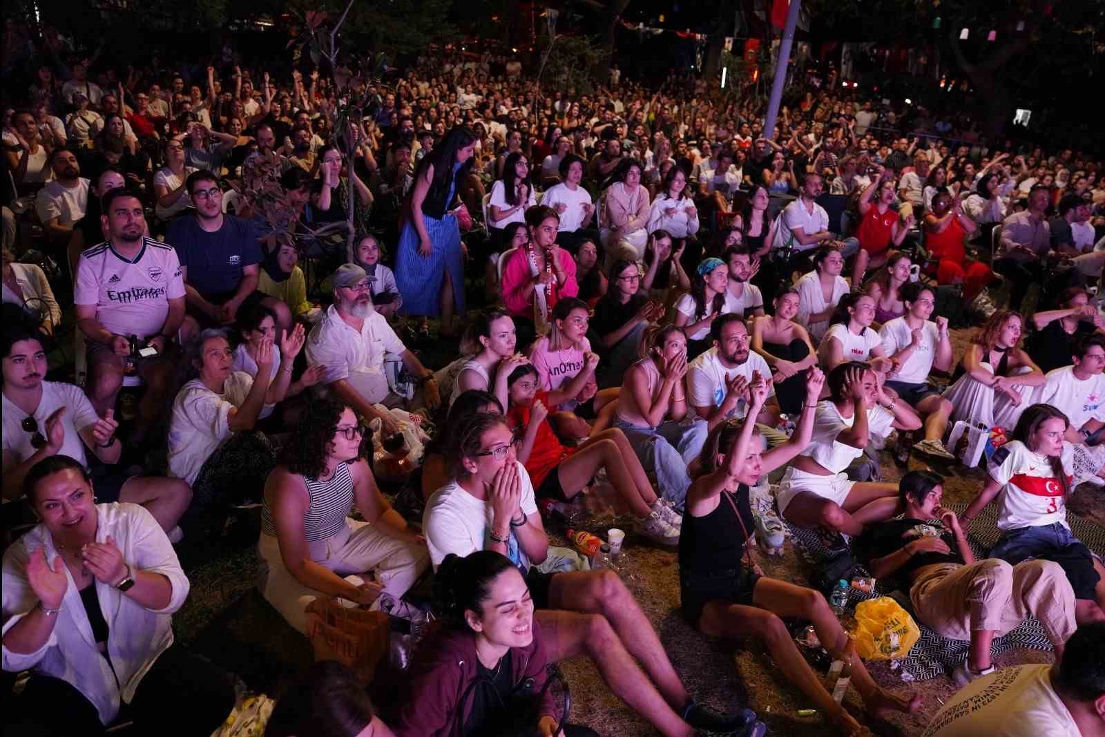 Şişliler, A Milli Kadın Voleybol Takımı&rsquo;nın ma&ccedil;ını dev ekrandan izledi
