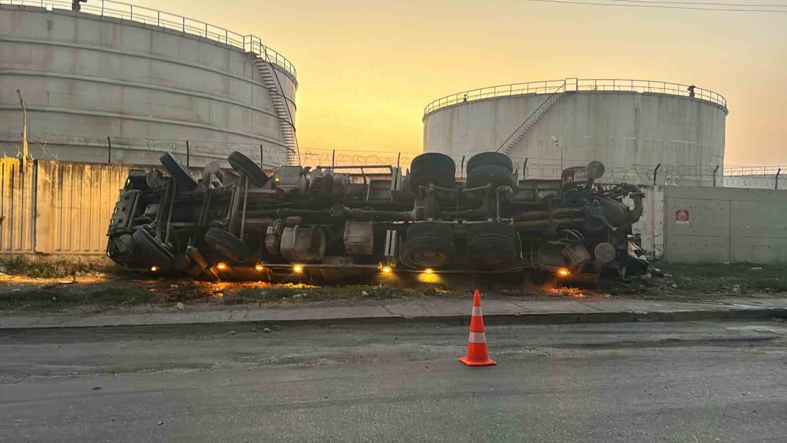 Hatay’da beton pompası taşıyan tır devrildi