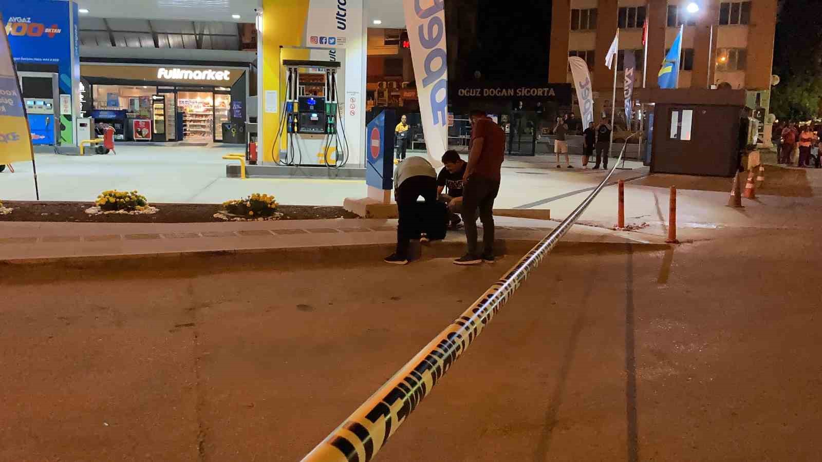 Burdur&rsquo;da otob&uuml;sten inen vatandaşın kaldırımda unuttuğu valiz paniğe neden oldu
