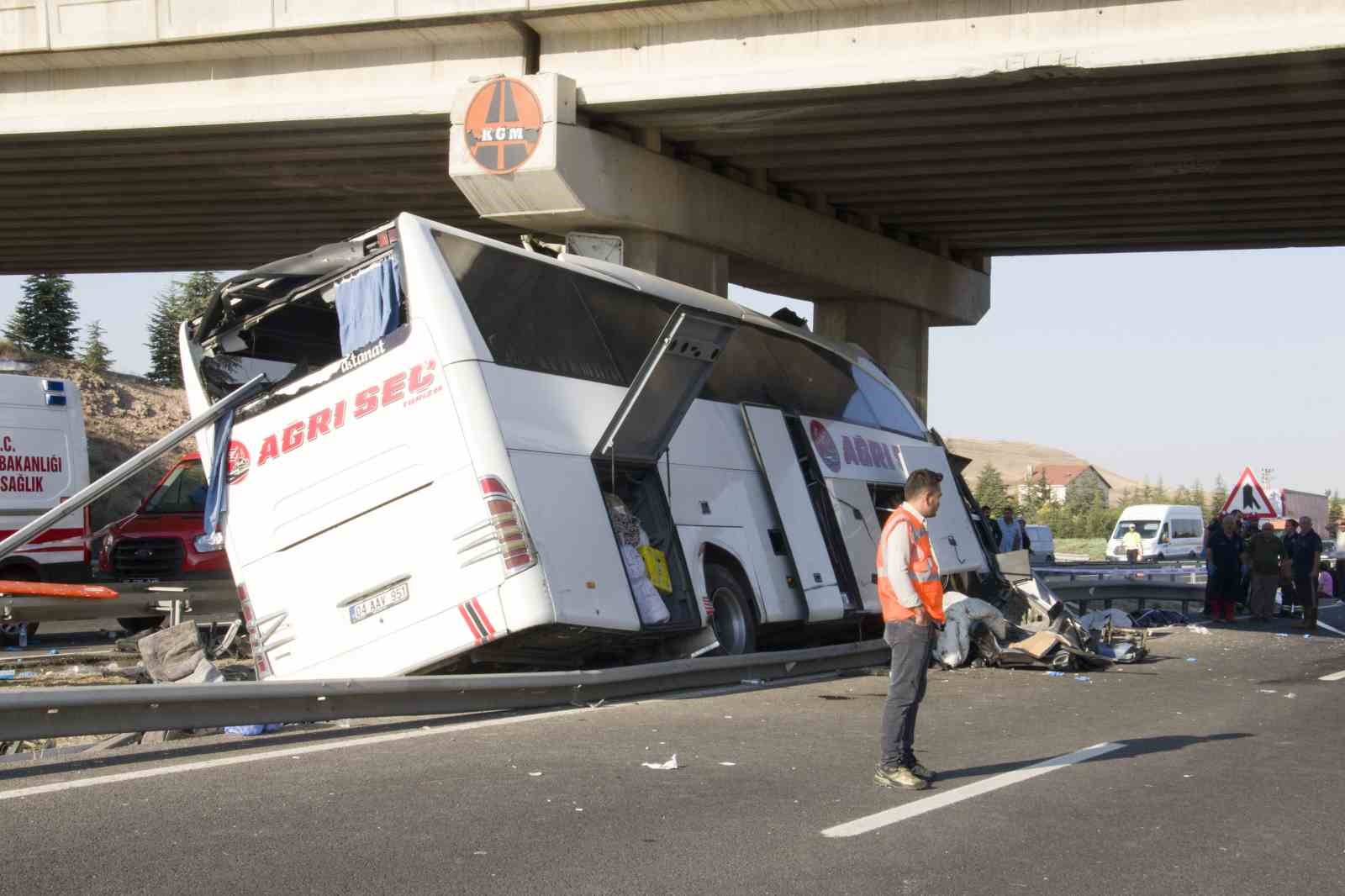 Ankara&rsquo;da yolcu otob&uuml;s&uuml; k&ouml;pr&uuml; ayağına &ccedil;arptı: 11 &ouml;l&uuml;, 25 yaralı
