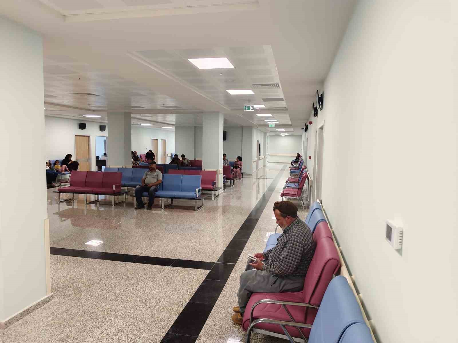 &Ccedil;elik konstr&uuml;ksiyonlu Nurdağı Devlet Hastanesi hasta kabul&uuml;ne başladı
