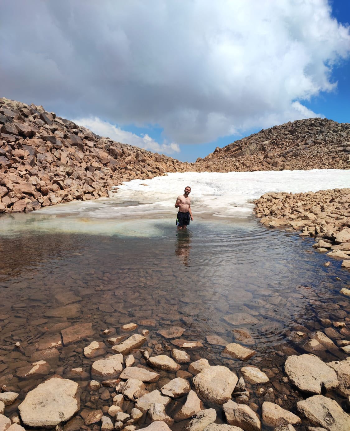 4 bin 58 rakımdaki buzul g&ouml;l&uuml;nde y&uuml;zme keyfi

