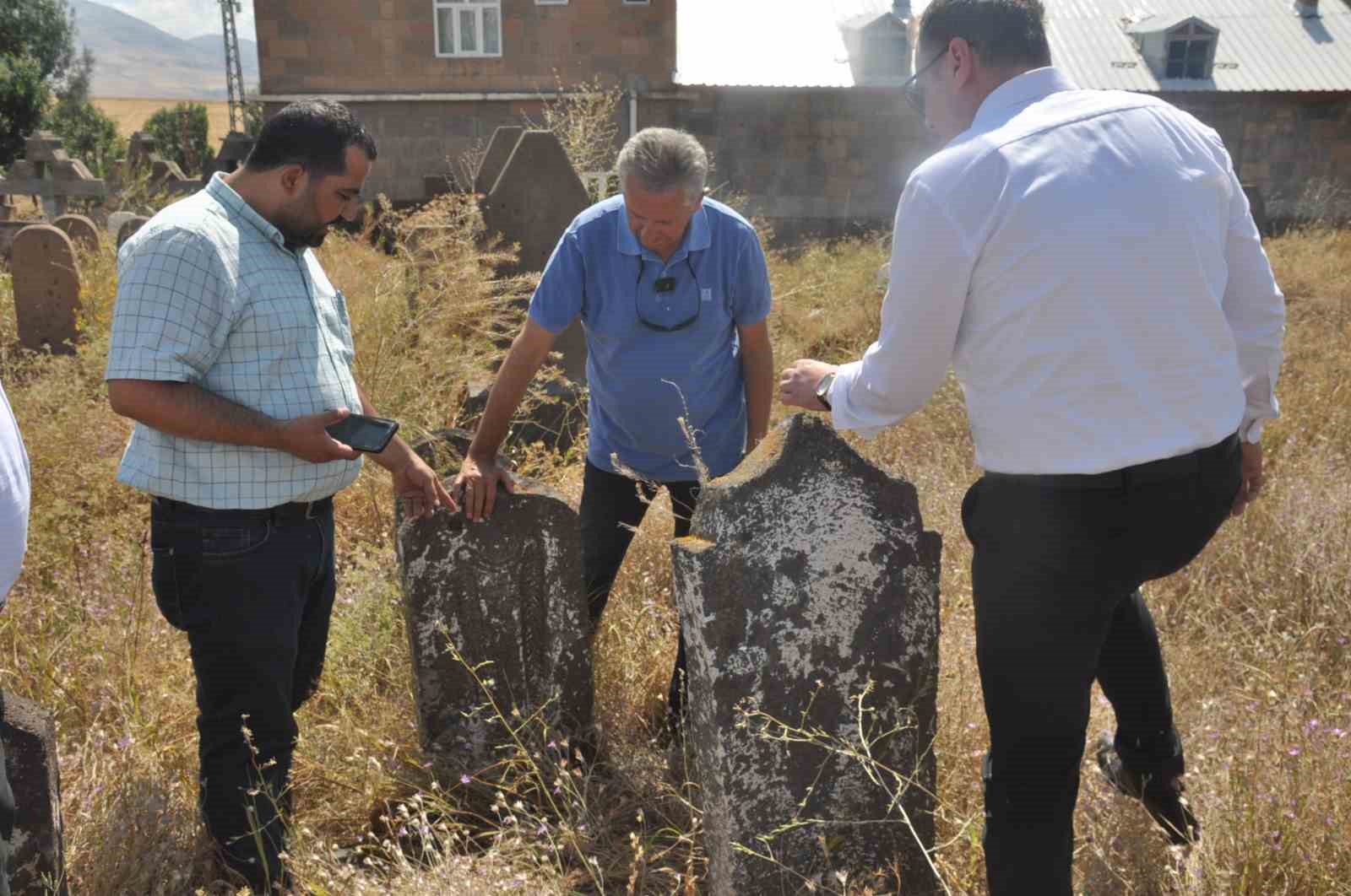 Arkeologlar Mollakent’teki tarihi yerleri gezdi
