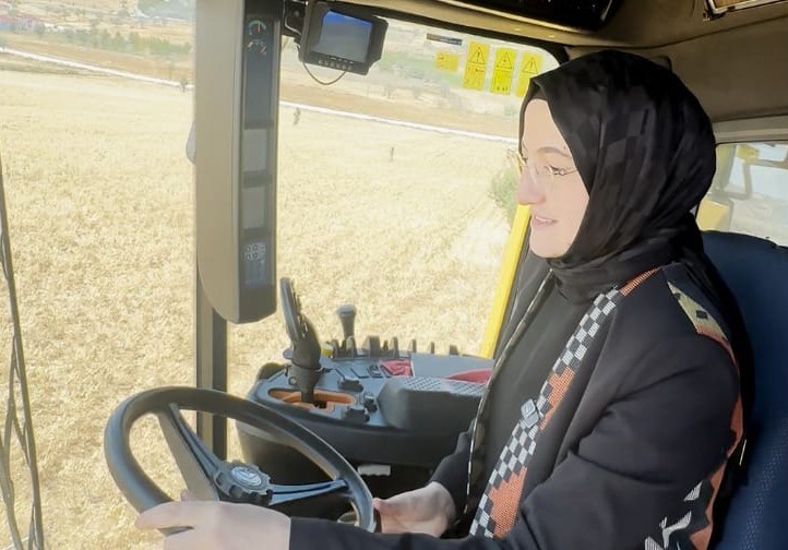 Akyurt Belediye Başkanı Ayık’tan biçerdöver ile nohut hasadı