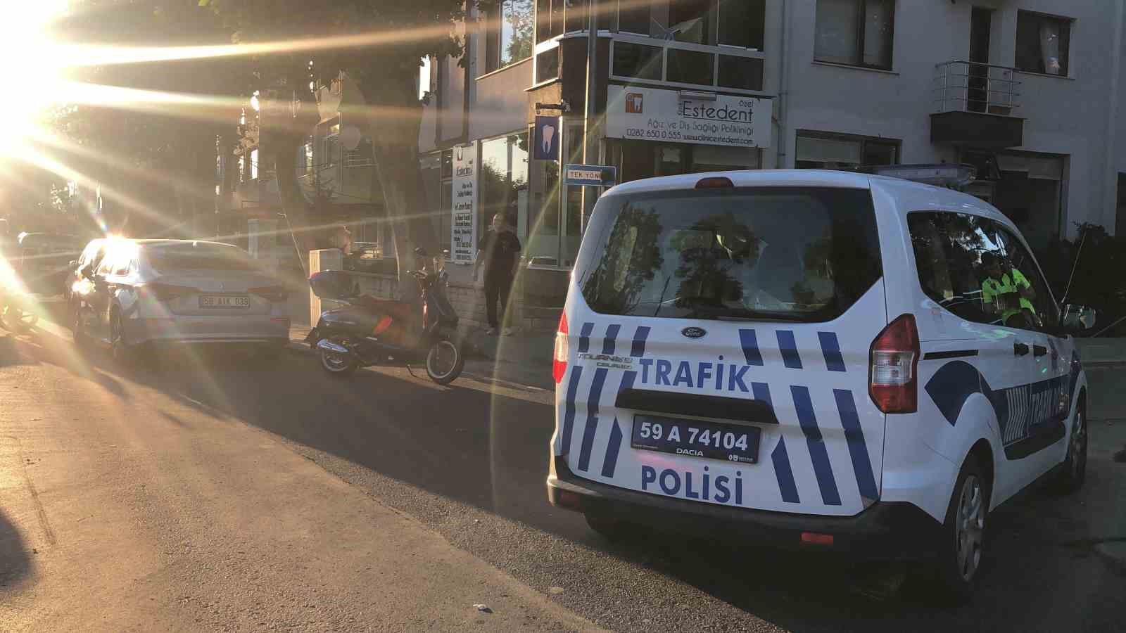 Otomobille &ccedil;arpışan motosikletlinin yaralandığı kaza kamerada
