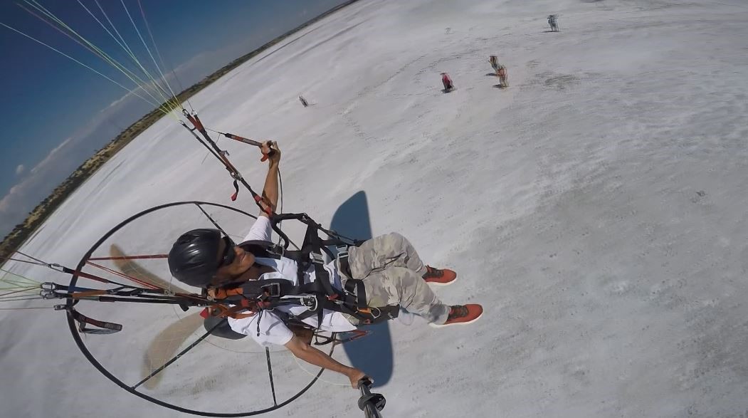 Buharlaşan g&ouml;l tuzla kaplandı
