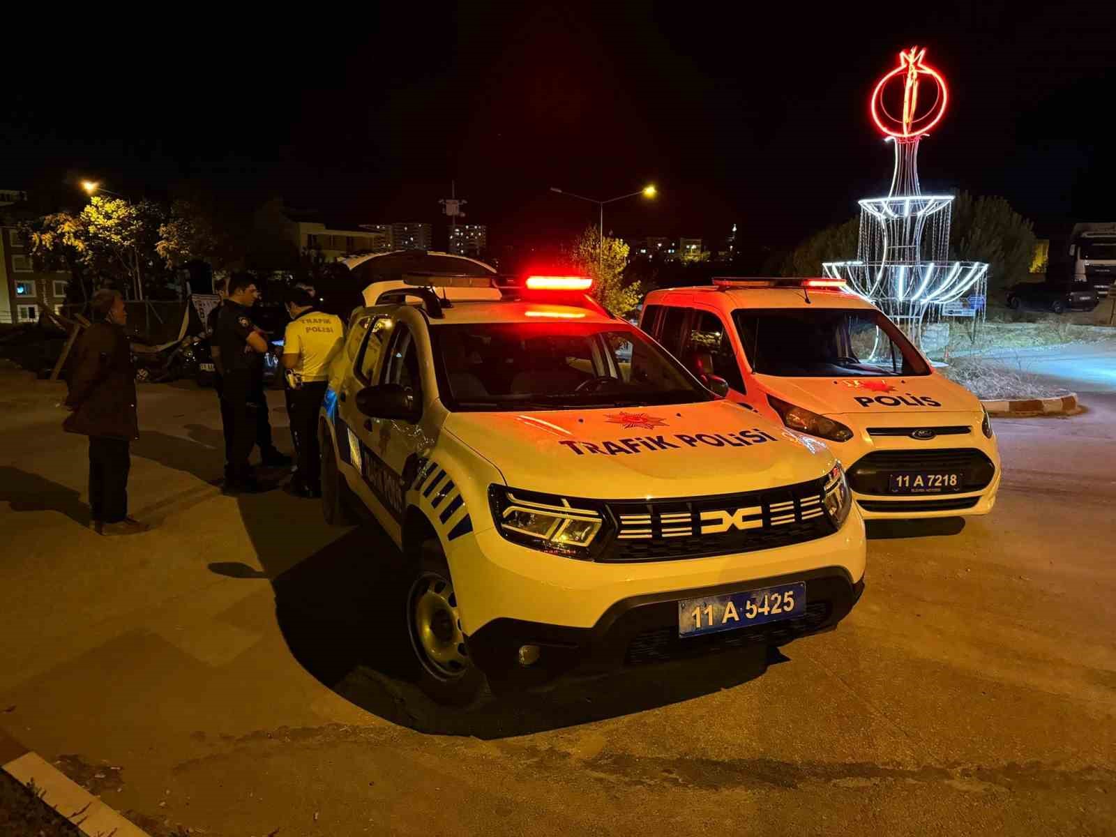 Kaza yapan s&uuml;r&uuml;c&uuml;n&uuml;n ehliyeti olmayınca hem hastanelik oldu hem de 12 bin 978 TL&rsquo;lik cezadan ka&ccedil;amadı

