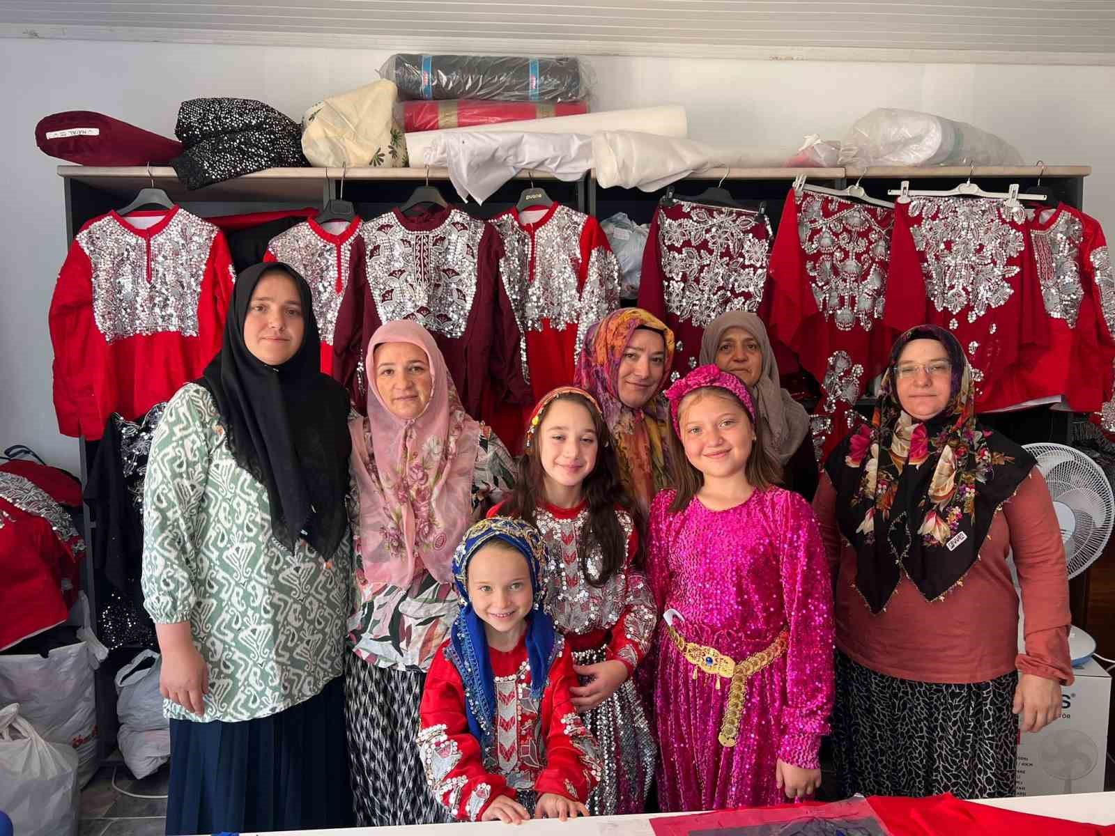 Afyonkarahisarlı kadınlar y&ouml;relerinin rengarenk kıyafetlerini dikiyor
