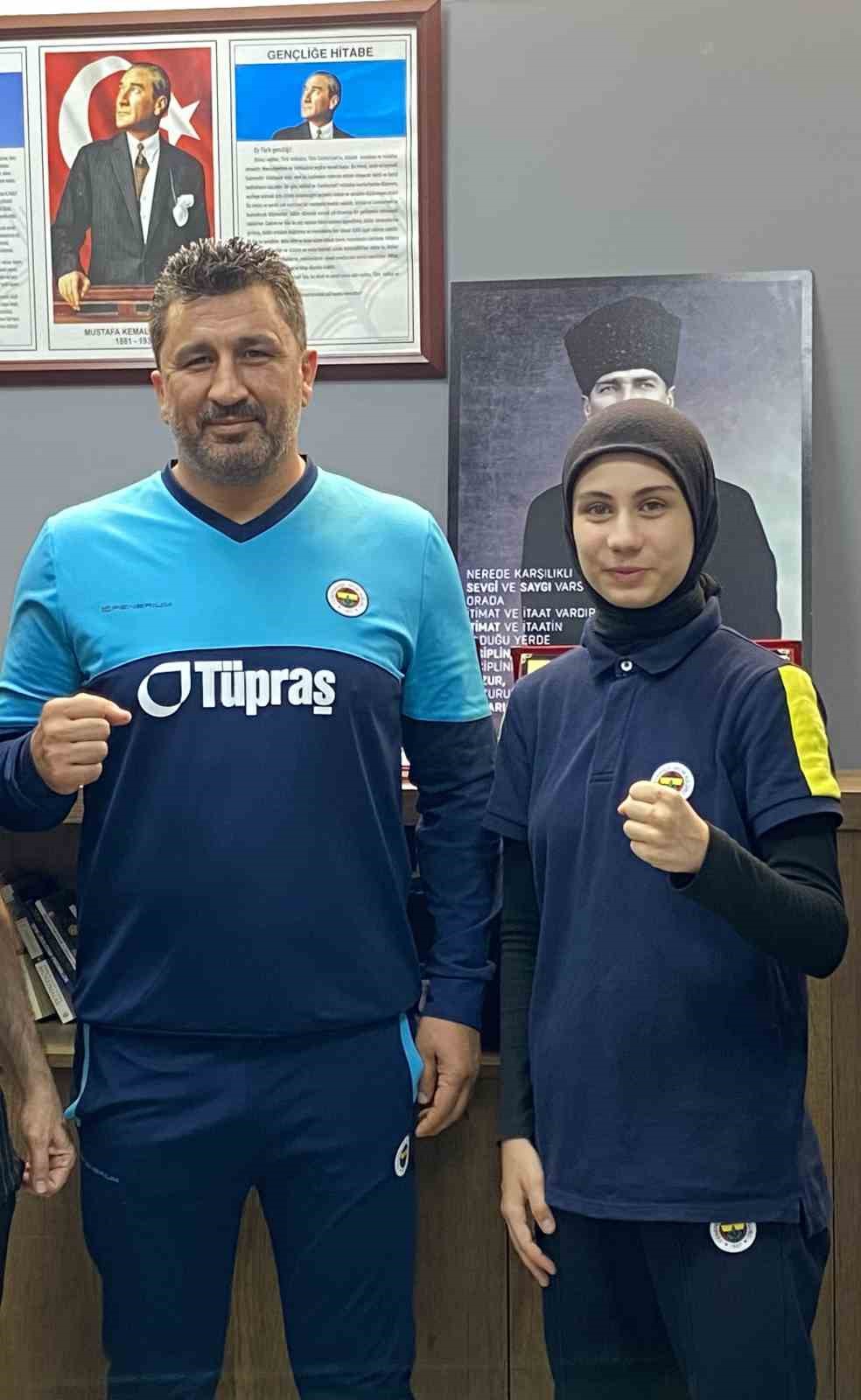 15 yaşında gen&ccedil; boks&ouml;r Azra Nur &Ccedil;etin Fenerbah&ccedil;e&rsquo;ye transfer oldu
