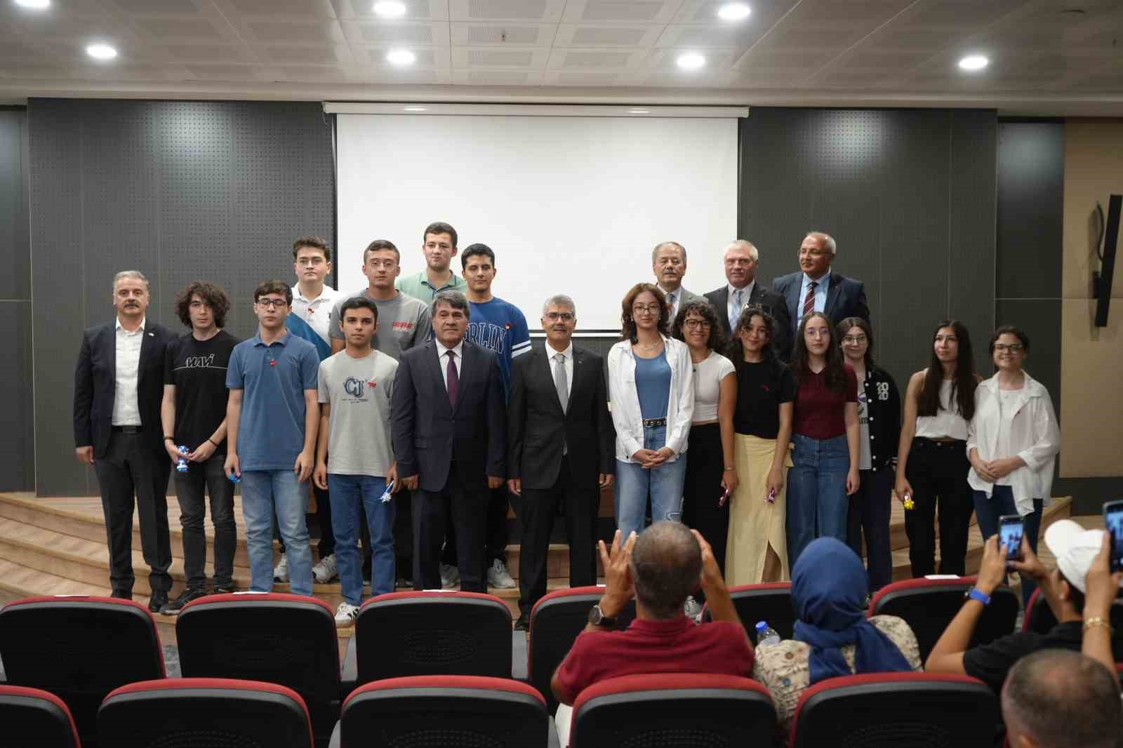 Niğde’de YKS’de ilk bine giren öğrenciler ödüllendirildi