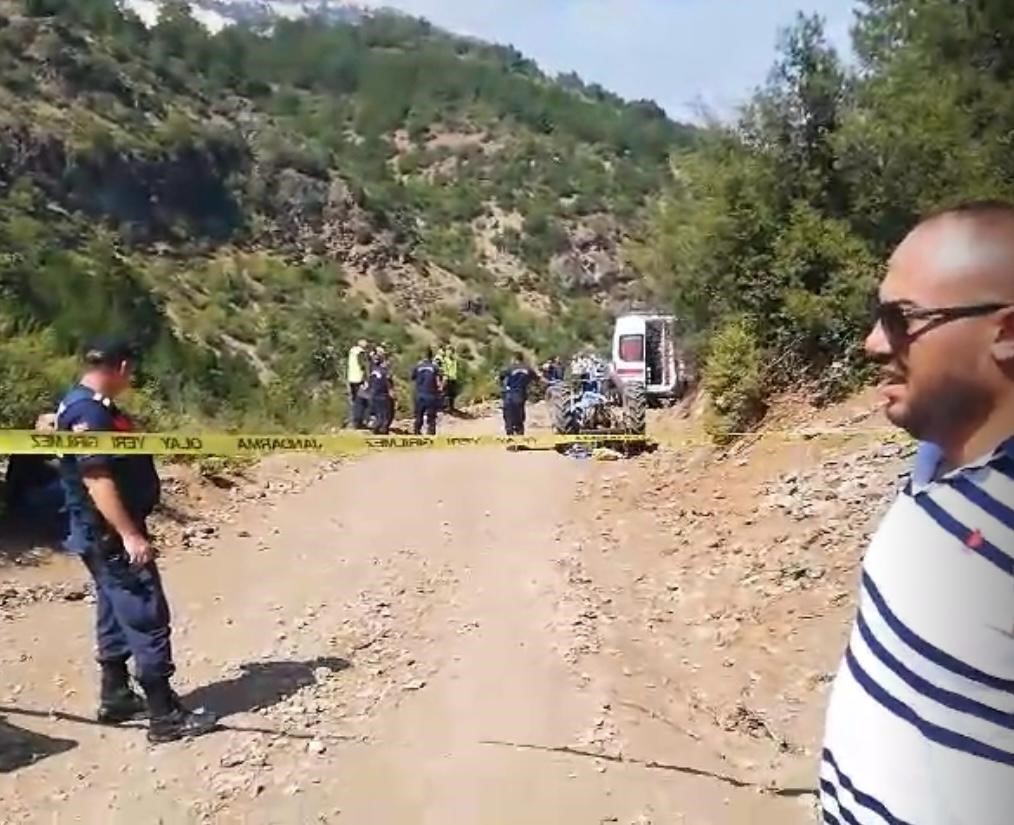 Isparta’da devrilen traktörün altında kalan sürücü hayatını kaybetti