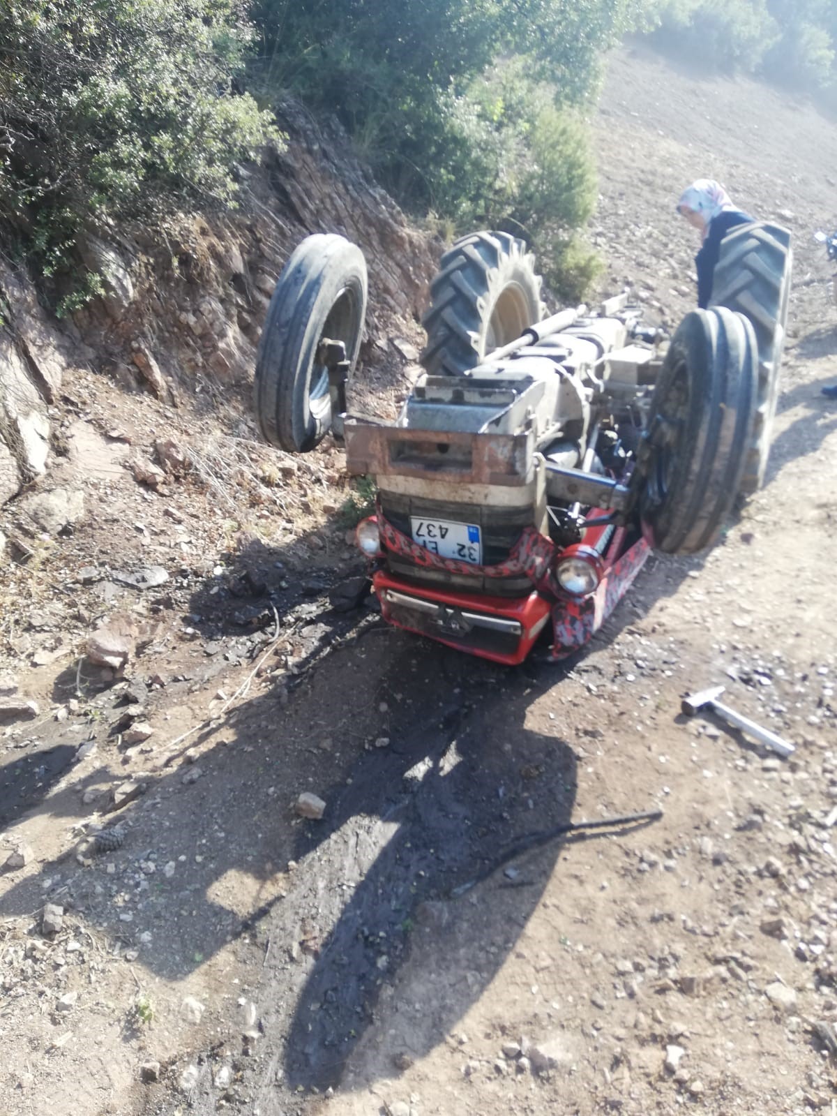 Isparta’da devrilen traktörün altında kalan sürücü hayatını kaybetti
