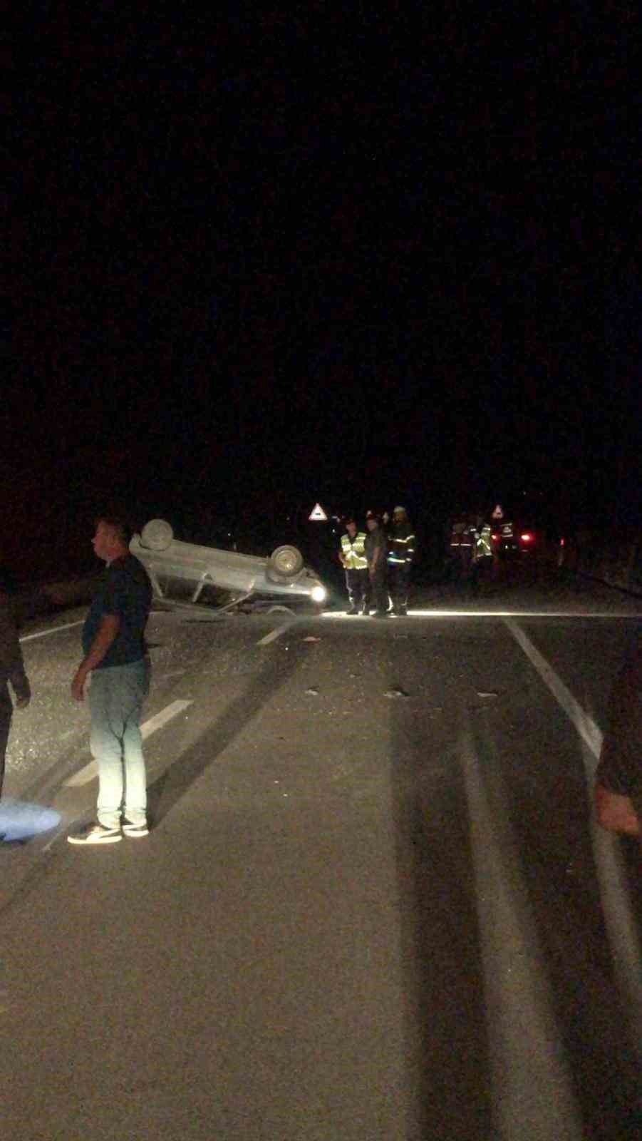 Devrilen otomobilde 2 kişi yaralandı
