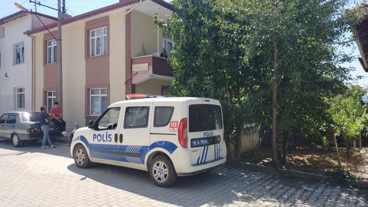 İşe gitmeyince evine gelen arkadaşları tarafından ölü bulundu