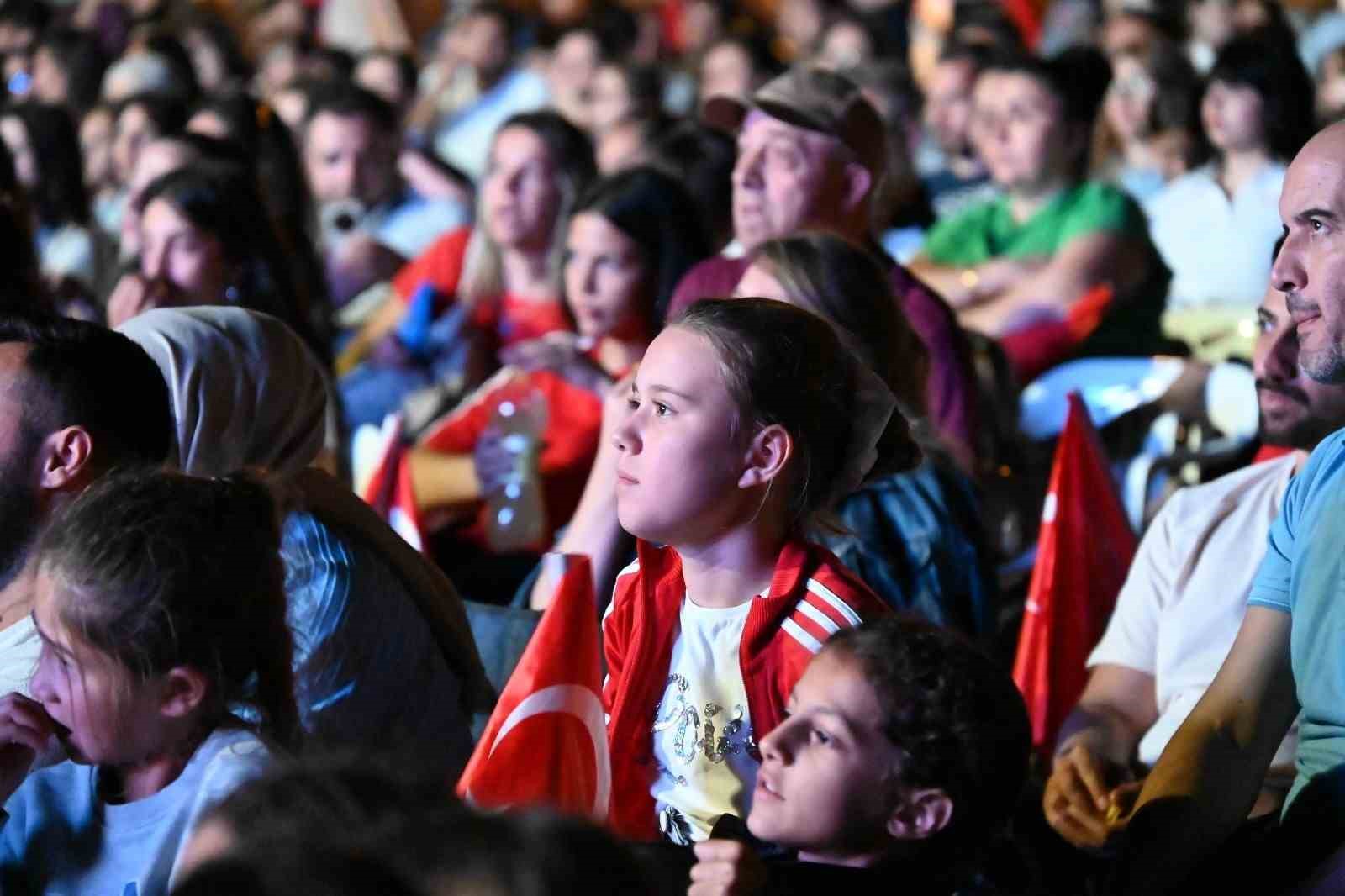 Boz&uuml;y&uuml;k&rsquo;te yarı final heyecanı dev ekranda izlendi
