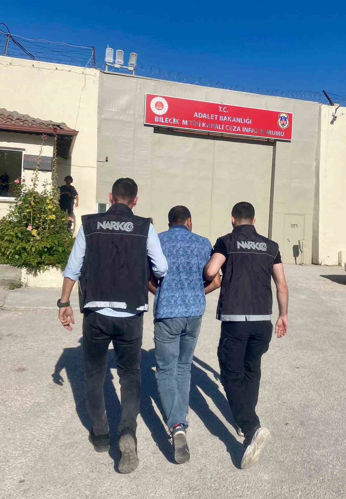 Pe&ccedil;eteye emdirilmiş uyuşturucu madde ile yakalandı
